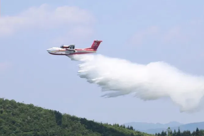 交大智慧護(hù)航我國(guó)自研大型水陸兩棲滅火飛機(jī)“鯤龍”乘風(fēng)破浪,展翅高飛